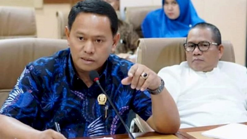 Anggota Komisi IV DPRD Wajo, H Anwar MD (kiri).