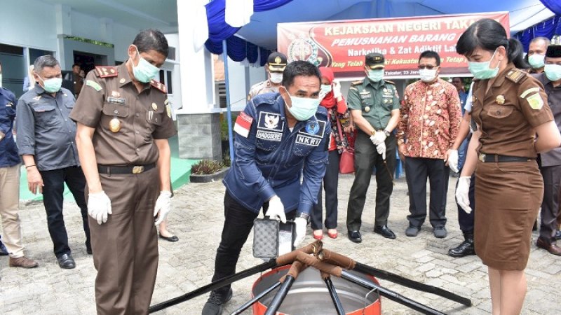 Wabup Takalar, Achmad Daeng Se're memperlihatkan barang bukti narkoba sebelum dimusnahkan, Kamis (23/1/2020).