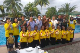 Perenang Indah Sulsel Unjuk Aksi di Depan Gubernur, Tiga Perempuan Ini Paling Sibuk