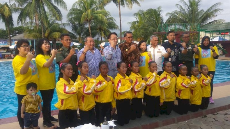Atlet renang indah Sulsel berfoto bersama Gubernur Sulsel, Nurdin Abdullah di kolam renang Tirta Lontara, Kamis (23/1/2020).