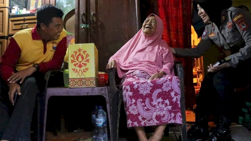 Kapolres Pelabuhan, AKBP Muhammad Kadarislam Kasim berbincang dengan Daeng Jubi, Jumat (24/1/2020).