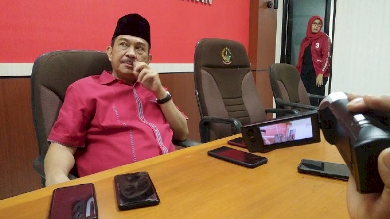 Andi Ridwan Wittiri di ruang Fraksi PDIP DPRD Sulsel, Jumat (24/1/2020).