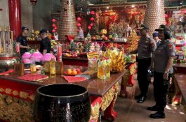 Polres Pelabuhan Makassar dampingi Tim Gegana Brimob Sasar Klenteng dan Vihara