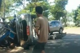 Nissan Tabrak Innova hingga Terbalik di Gowa, Motor Terjepit di Tengah-Tengah