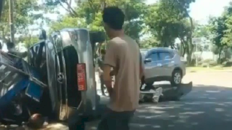 Mobil dinas yang terbalik usai ditabrak mobil lain di Gowa, Jumat (24/1/2020).