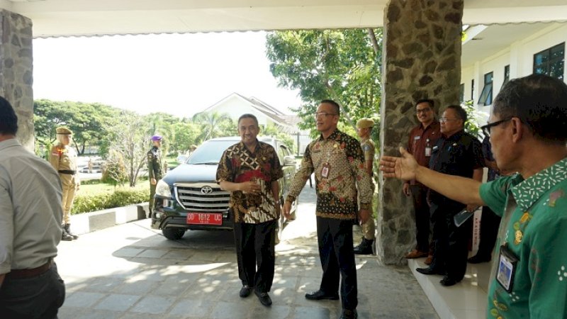 Ketua Tim I Pokja Hibah Aset DPRD Sulsel, Fachruddin Rangga saat tiba di kampus IPDN.