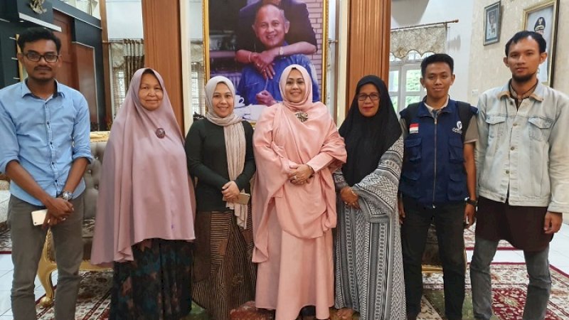 Ketua Dekranasda Parepare, Hj Erna Rasyid Taufan (tengah).