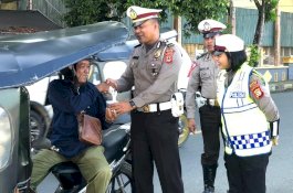 Sedekah Mengais Berkah, Cara Polres Wajo Berbagi di Hari Jumat