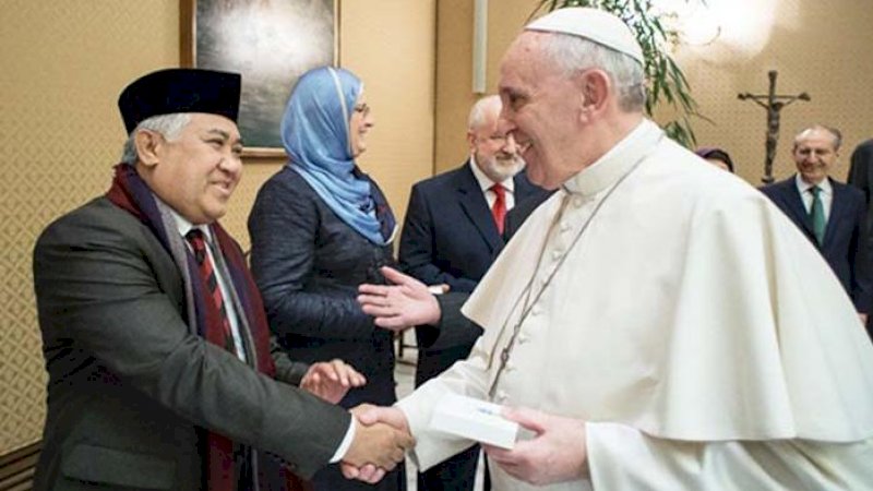 Prof Din Syamsuddin bertemu Paus Fransiskus beberapa waktu lalu.
