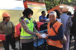 Peduli, Ditlantas Polda Sulsel Berbagi Makanan di Jalan dan Jemaah Masjid