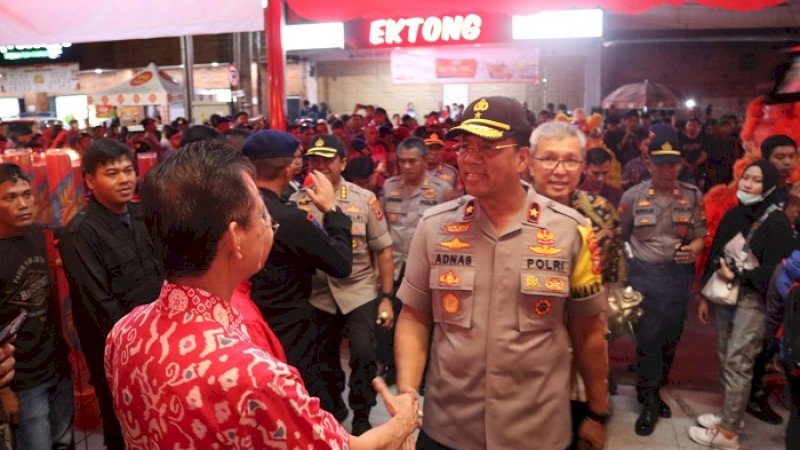 Wakapolda Sulsel, Brigjen Adnan menyambangi Klenteng Xian Ma, Jumat malam (24/1/2020).
