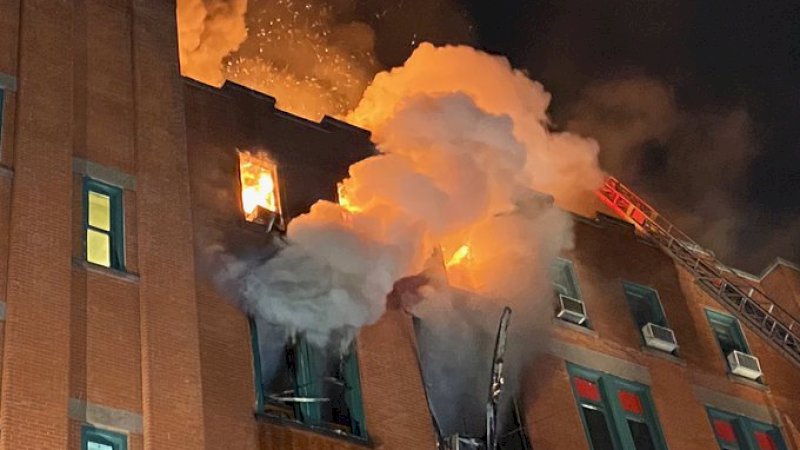 Kebakaran yang menimpa gedung di kawasan Pecinan jelang Imlek.