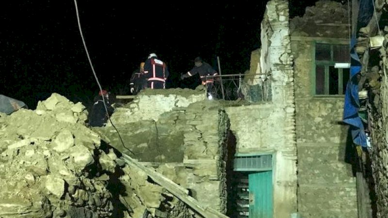 14 Tewas Usai Gempa Kuat Hancurkan Bangunan di Turki