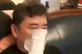 Putus Asa Karena Virus Corona, Pria ini Gunakan Pembalut Sebagai Masker