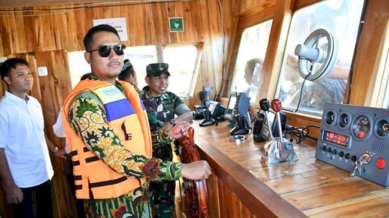 Permudah Transportasi ke Pulau IX, Andi Seto Luncurkan Kapal Penumpang Bermuatan 10 Ton