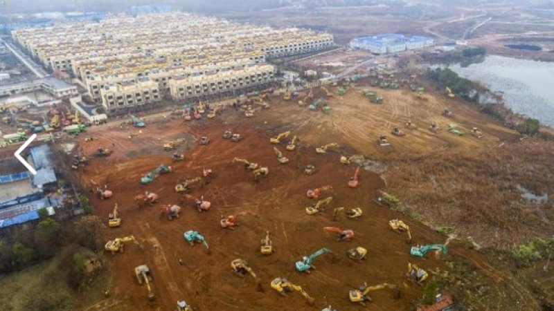 Suasana pembangunan rumah sakit khusus pasien corona di China.