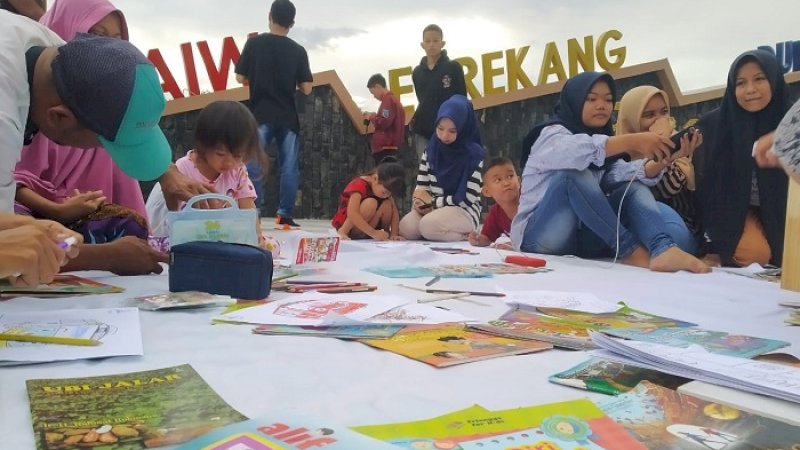 Lapak baca dan mewarnai di kawasan Swiss, Enrekang, Sabtu sore (25/1/2020).