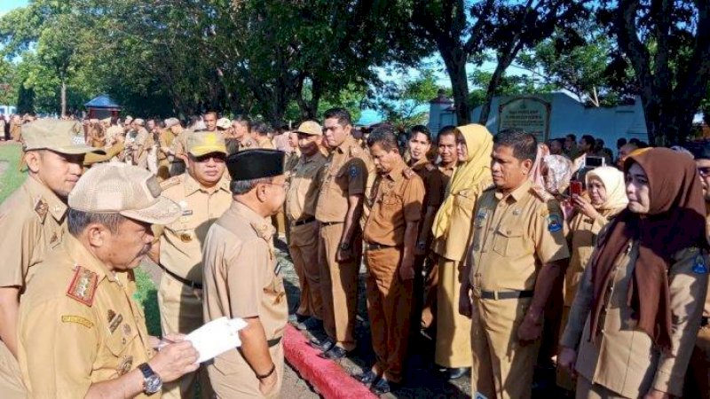 Bupati Jeneponto, Iksan Iskandar berbincang dengan ASN beberapa waktu lalu.