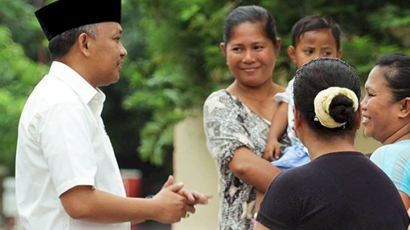 Bupati Bantaeng, Ilham Azikin berbincang dengan warga dalam sebuah kesempatan.