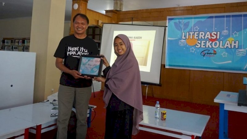 Rusdin Tompo bersama koordinator Gowa Menyala, Andi Ainun Musfirah.