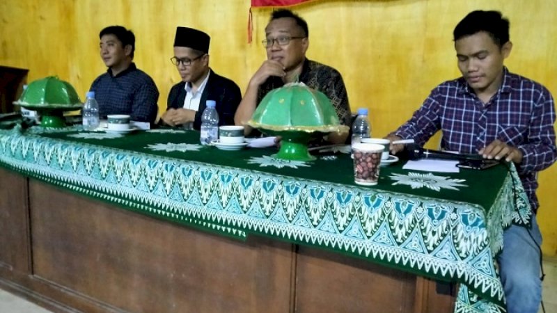 Kepala BKDD Enrekang, drh Junwar menjadi pembicara pada Forum Group Discussion (FGD) PC IMM Enrekang.