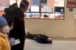 Ngeri! Orang yang Terinfeksi Virus Corona Terlihat Jatuh Terkapar di Jalan