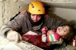 Balita Ditemukan Hidup di Bawah Puing-puing Bangunan Runtuh Akibat Gempa