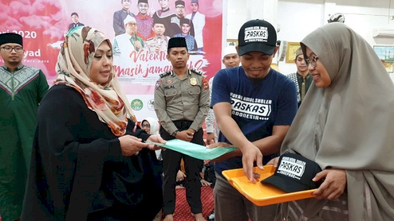 Ketua PKK Kota Parepare, Hj Erna Rasyid Taufan menghadiri pembukaan safari dakwah yang digelar Komunitas Man Jadda Wa Jada (MJWJ) di Masjid Al-Irsyad Parepare, Minggu (26/1/2020).&nbsp;