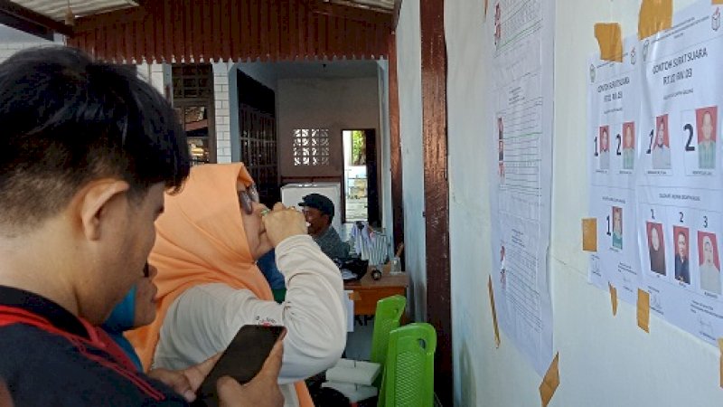 Ketua DPRD Parepare, Andi Nurhatina memantau jalannya pemilihan ketua Rukun Tetangga (RT) dan Rukun Warga (RW) yang digelar serentak, Minggu (26/1/2020). &nbsp;