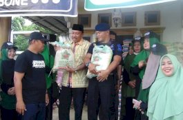 Wabup Bone dan Danyon C Brimob Dampingi Paskas Salurkan 10 Ton Beras