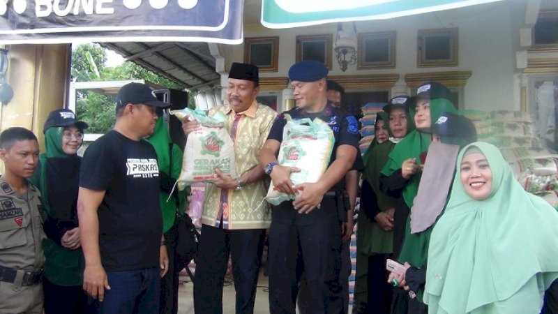 Wabup Bone, Ambo Dalle mendampingi penyerahan bantuan beras dari Paskas, Minggu (26/1/2020).