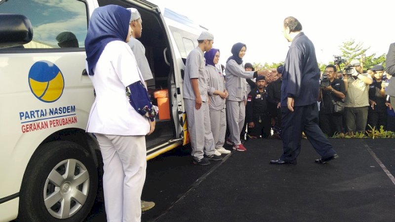 Ketua Umum Partai NasDem Surya Paloh menyalami kru ambulans, Minggu (26/1/2020).