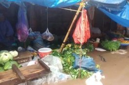 BPBD Angkut Sampah dan Potongan Kayu yang Bikin Pasar Bantaeng Tergenang Air