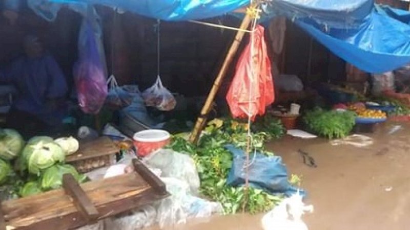 BPBD Angkut Sampah dan Potongan Kayu yang Bikin Pasar Bantaeng Tergenang Air