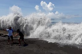 Sementara Memancing, Pria dan Tiga Bocah Ditelan Ombak di Tanjung Bunga