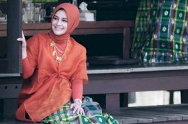 Pakai Sarung Sutra, Priska Paramitha: Orang Gowa Wajib Punya Minimal Satu