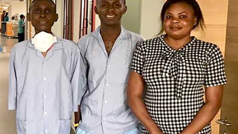 Jehozadak (kiri) bersama saudara lelaki dan istrinya sebagai donor setelah operasi transplantasi hati tanpa darah yang sukses di Bangalore, India.