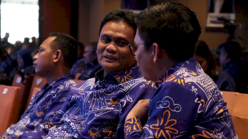 Ketua NasDem Bulukumba, Tomy Satria Yulianto berbincang dengan Bupati Barru, Suardi Saleh, Minggu (26/1/2020). 
