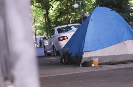 Penghuni Apartemen Merasa Mobilnya Melindas Sesuatu, Ternyata Ada Wanita Tidur di Garasi
