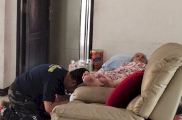 Ketika Mentan Syahrul Bersujud di Depan Sang Bunda yang Tertidur