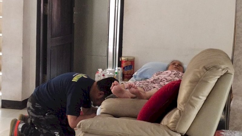 Menteri Pertanian, Syahrul Yasin Limpo sujud di depan ibundanya yang sedang tidur lelap di sofa.