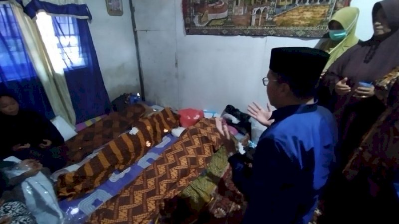 Danny Pomanto melayat ke rumah korban tenggelam di laut.