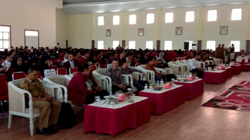 Satlantas Polres Wajo memberi bekal ilmu keselamatan berlalu lintas kepada mahasiswa KKN Universitas Prima, Sengkang.