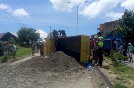 Tak Kuat Mendaki, Truk Berjalan Mundur lalu Terbalik di Wajo