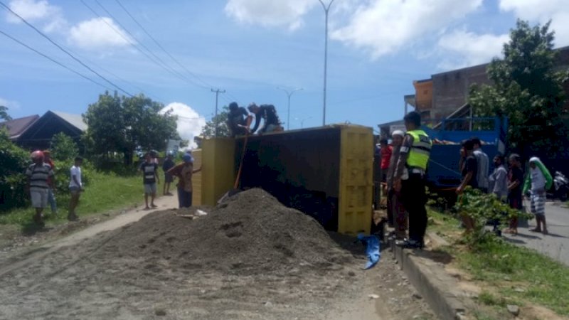 Truk yang terbalik di Wajo