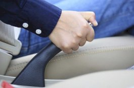 Sang Ibu Lupa Mengaktifkan Rem Tangan, Anaknya Tewas Tergilas Mobil