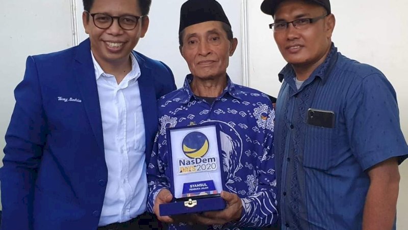 Didampingi Tomy Satria, Perintis Jalan 7 KM di Bulukumba Raih Penghargaan Dari Surya Paloh