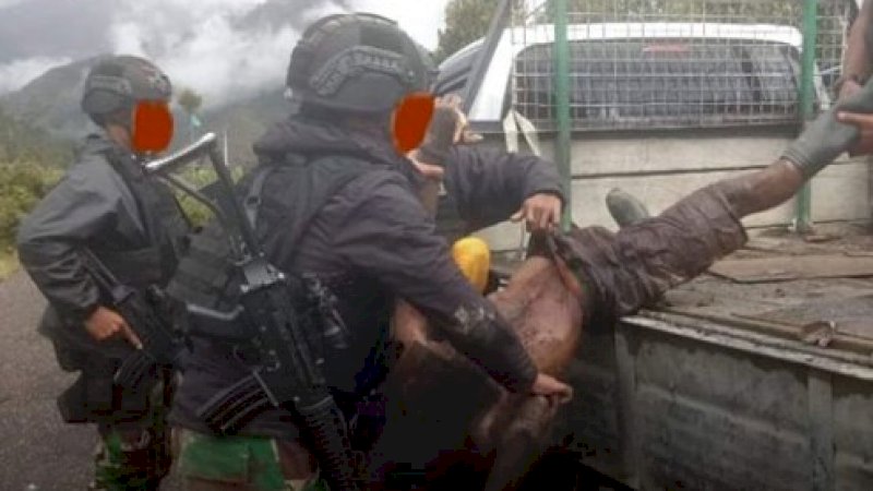 Pasukan TNI-Polri mengevakuasi anggota OPM yang tewas dalam baku tembak di Kampung Jupara, Intan Jaya, Minggu (26/1/2020).