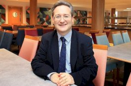 Larang Pelajar Pacaran, Tapi Kepala Sekolah ini Kirim Pesan Genit ke Siswi