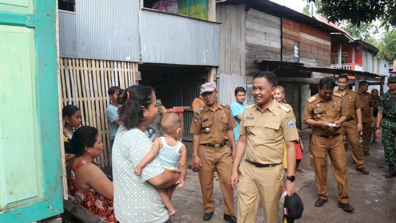 Bupati Bantaeng, Dr Ilham Azikin berbincang dengan warga Kayangan, Senin (27/1/2020).